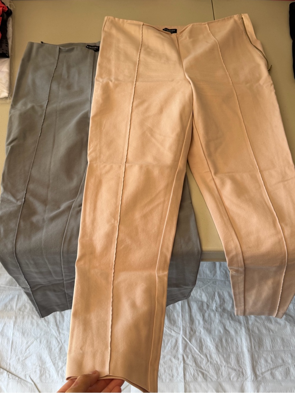 Marciano Women's Skinny long capris in peach and grey set